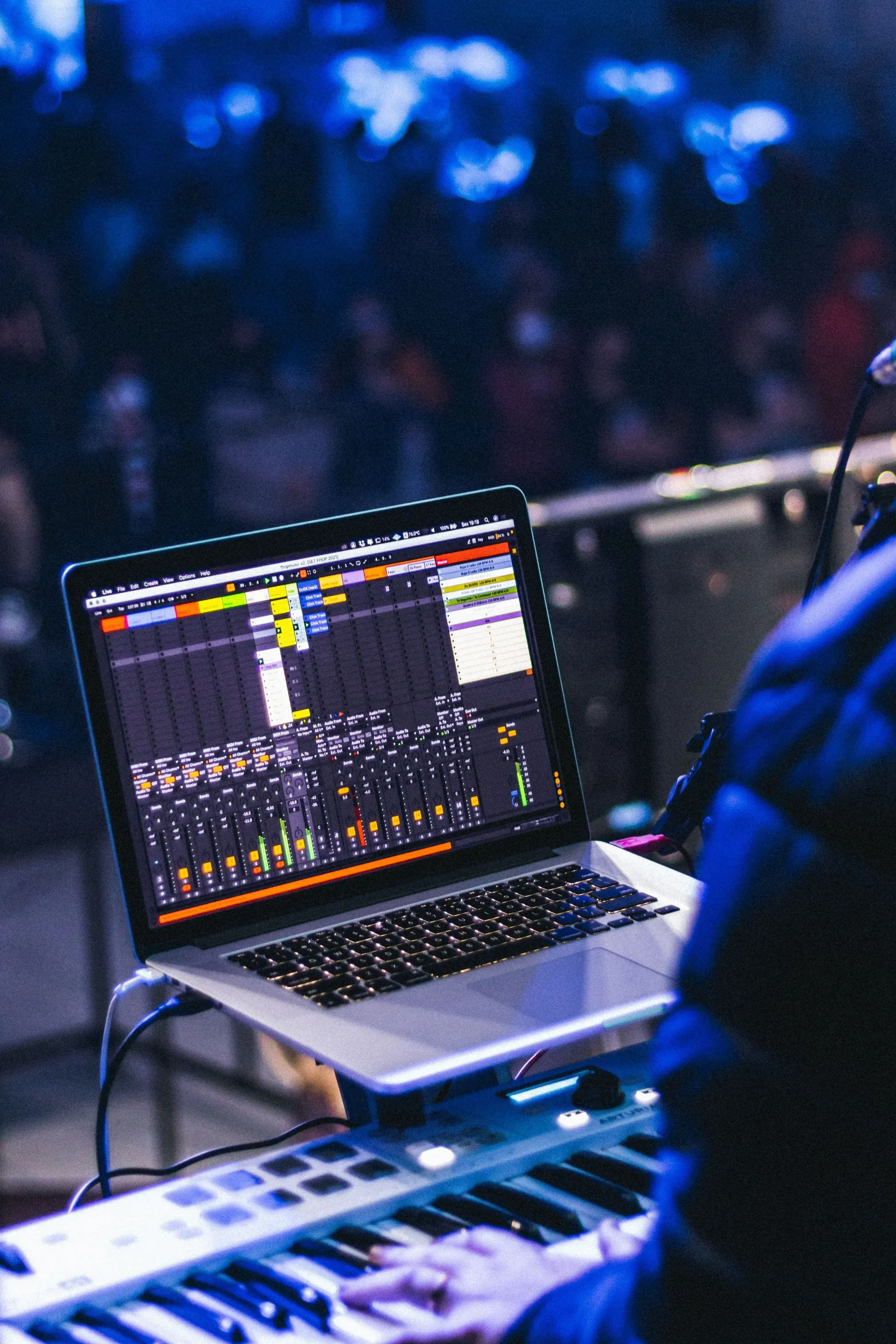 SonarHouse Live Act ve Elektronik Müzik Performans Eğitimi - sahnede canlı performans anı